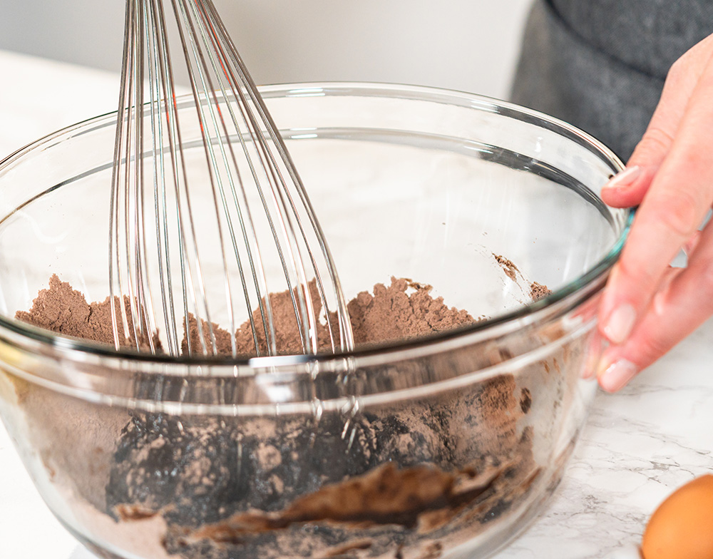 crinkle-cookie-mixing